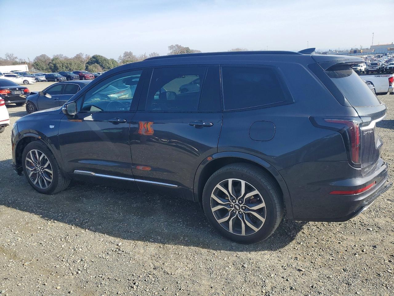 2022 Cadillac Xt6 Sport - Image 2