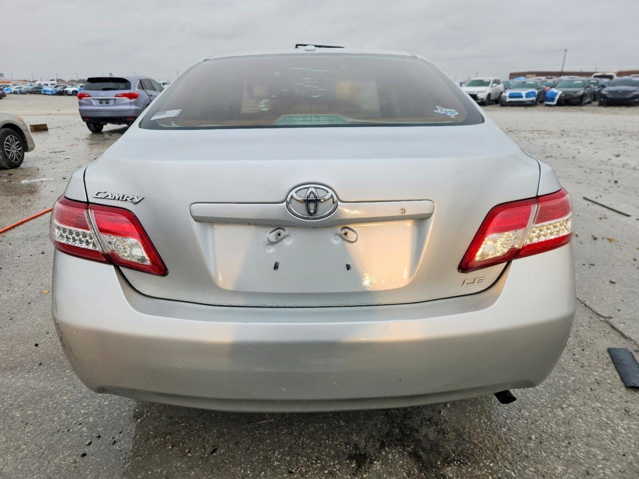 2010 Toyota Camry Le - Фото 6