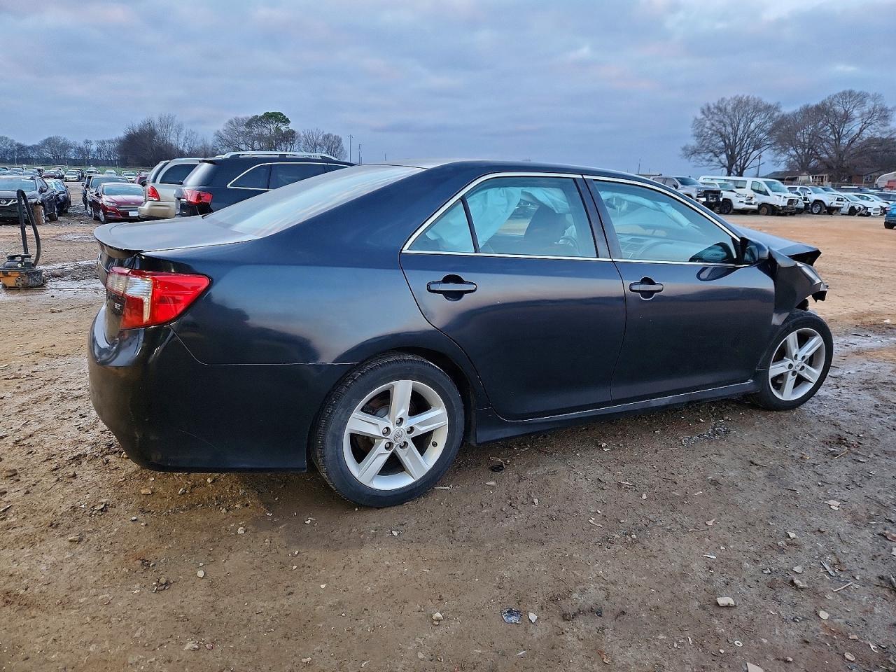 2014 Toyota Camry L - Фото 3