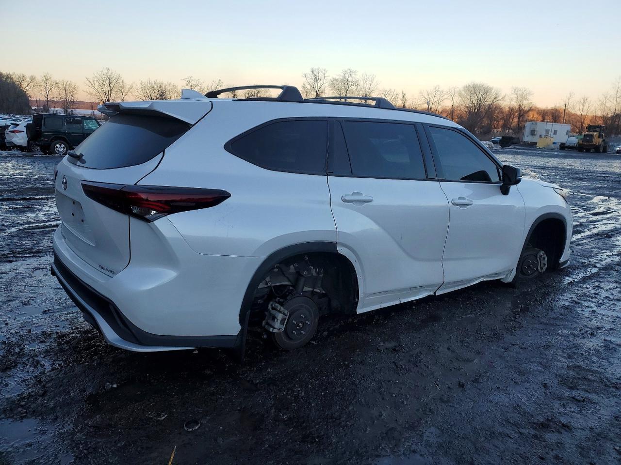 2024 Toyota Highlander Le - Image 3