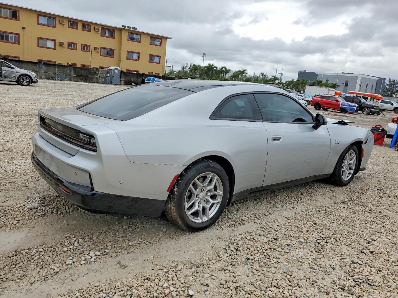 2025 Dodge Charger Daytona R - Фото 3