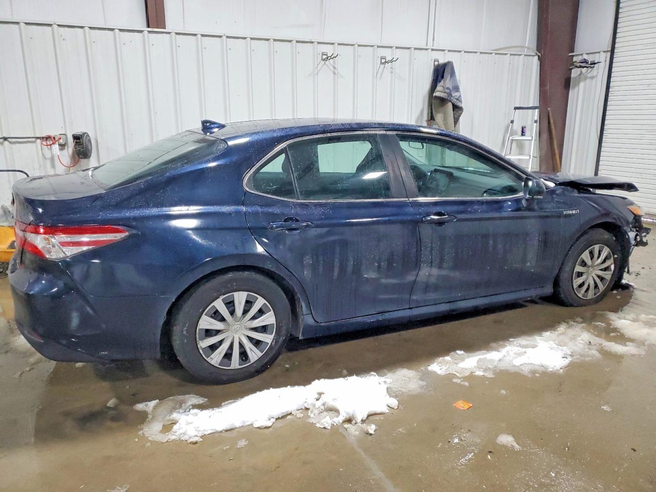 2021 Toyota Camry Le - Фото 3