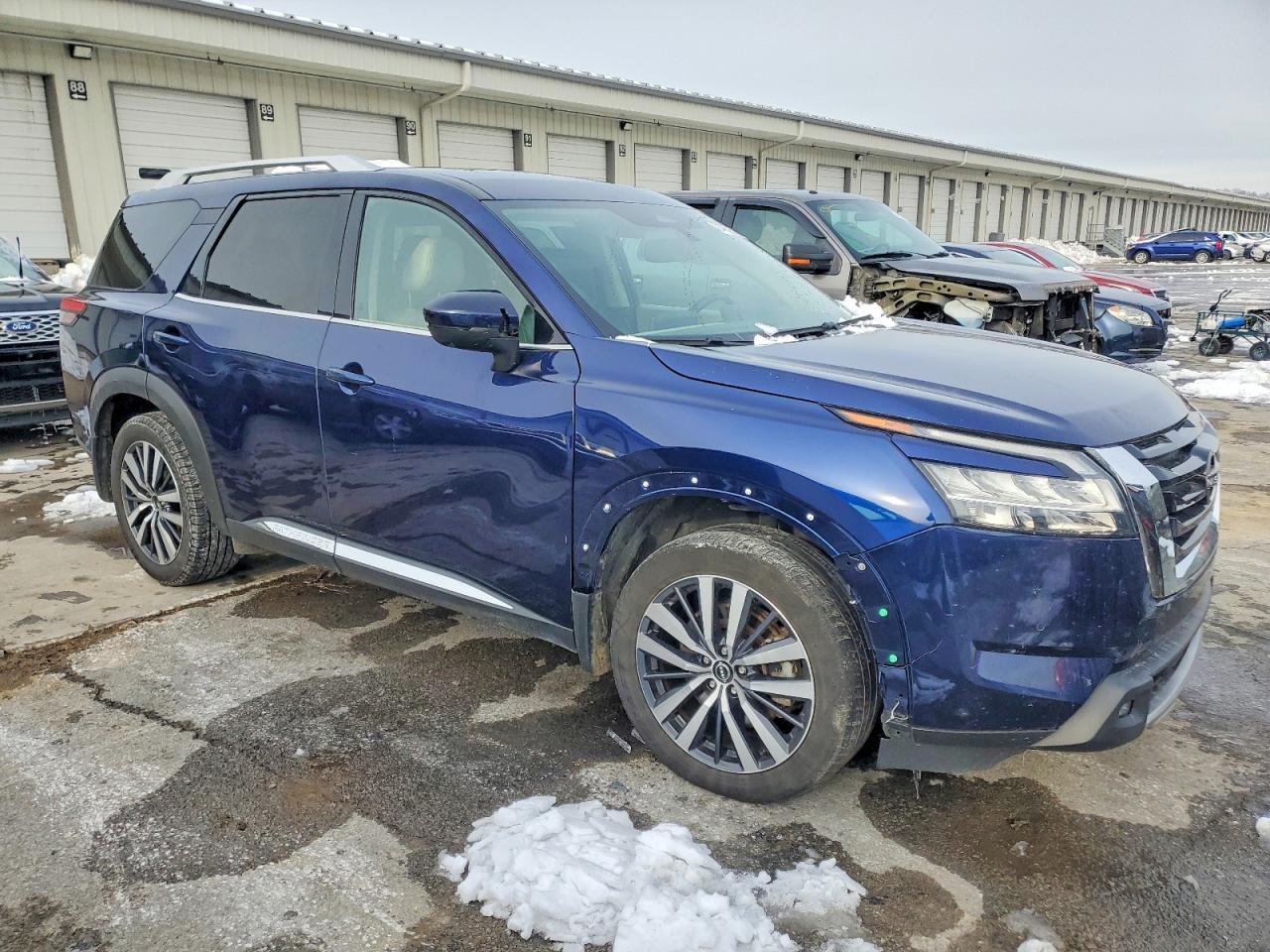 2022 Nissan Pathfinder Platinum - Image 4