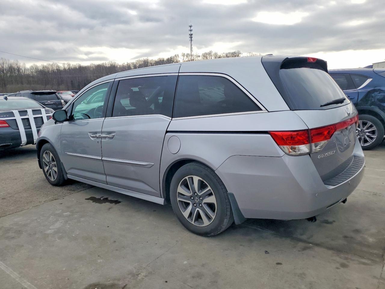 2016 Honda Odyssey Touring - Фото 2