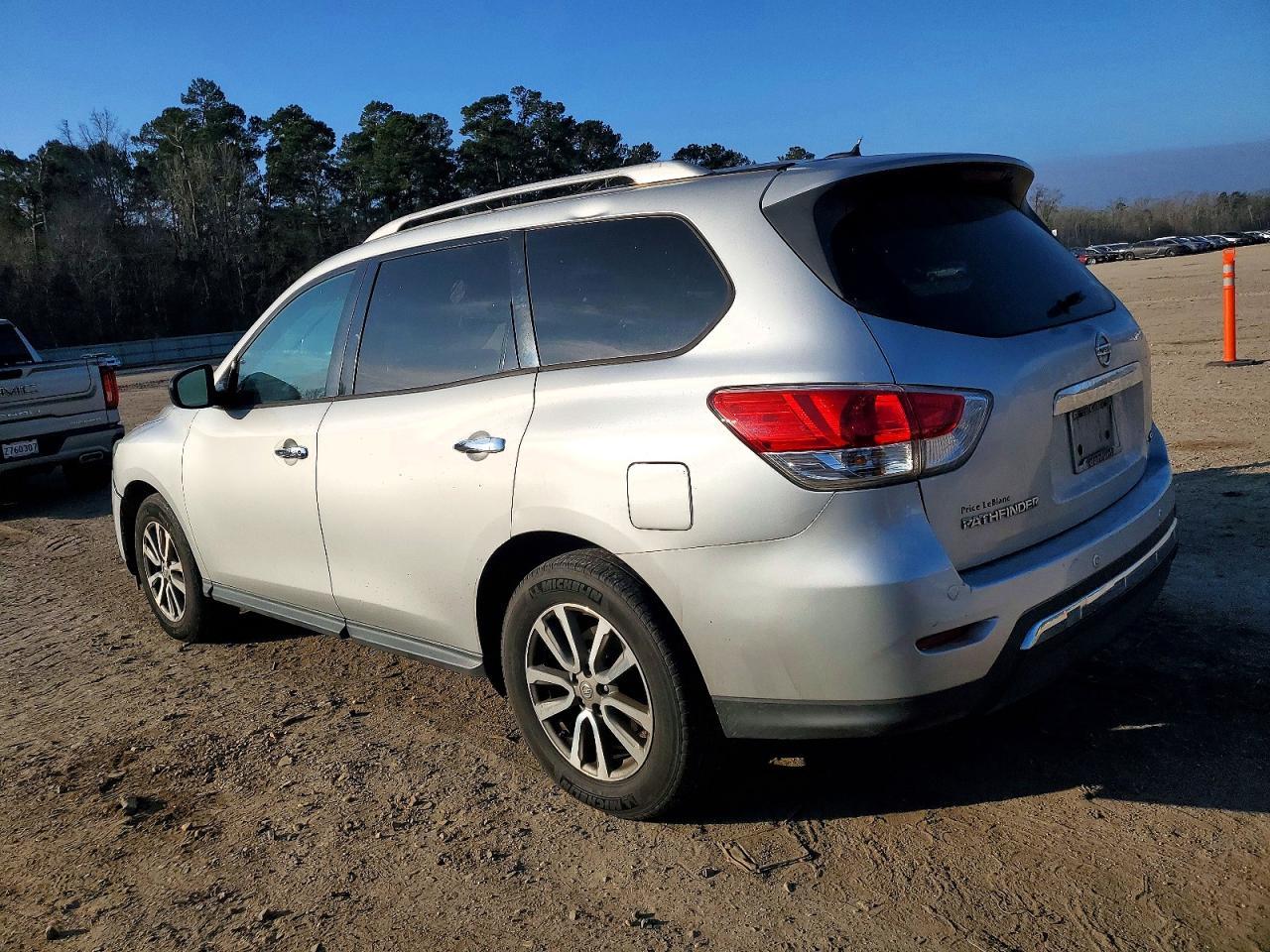2015 Nissan Pathfinder S - Фото 2