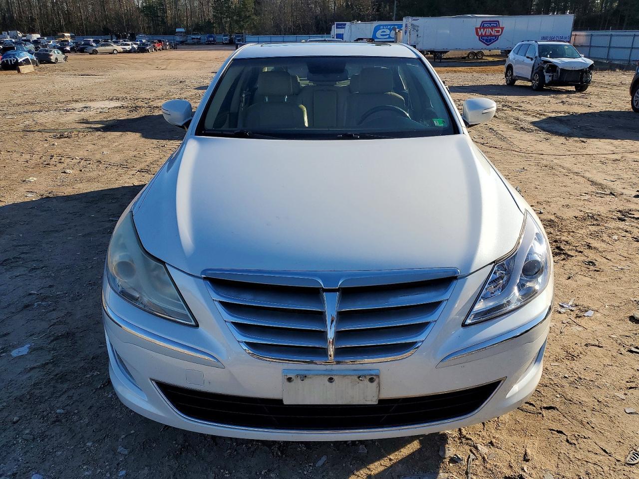 2013 Hyundai Genesis 3.8L - Фото 5