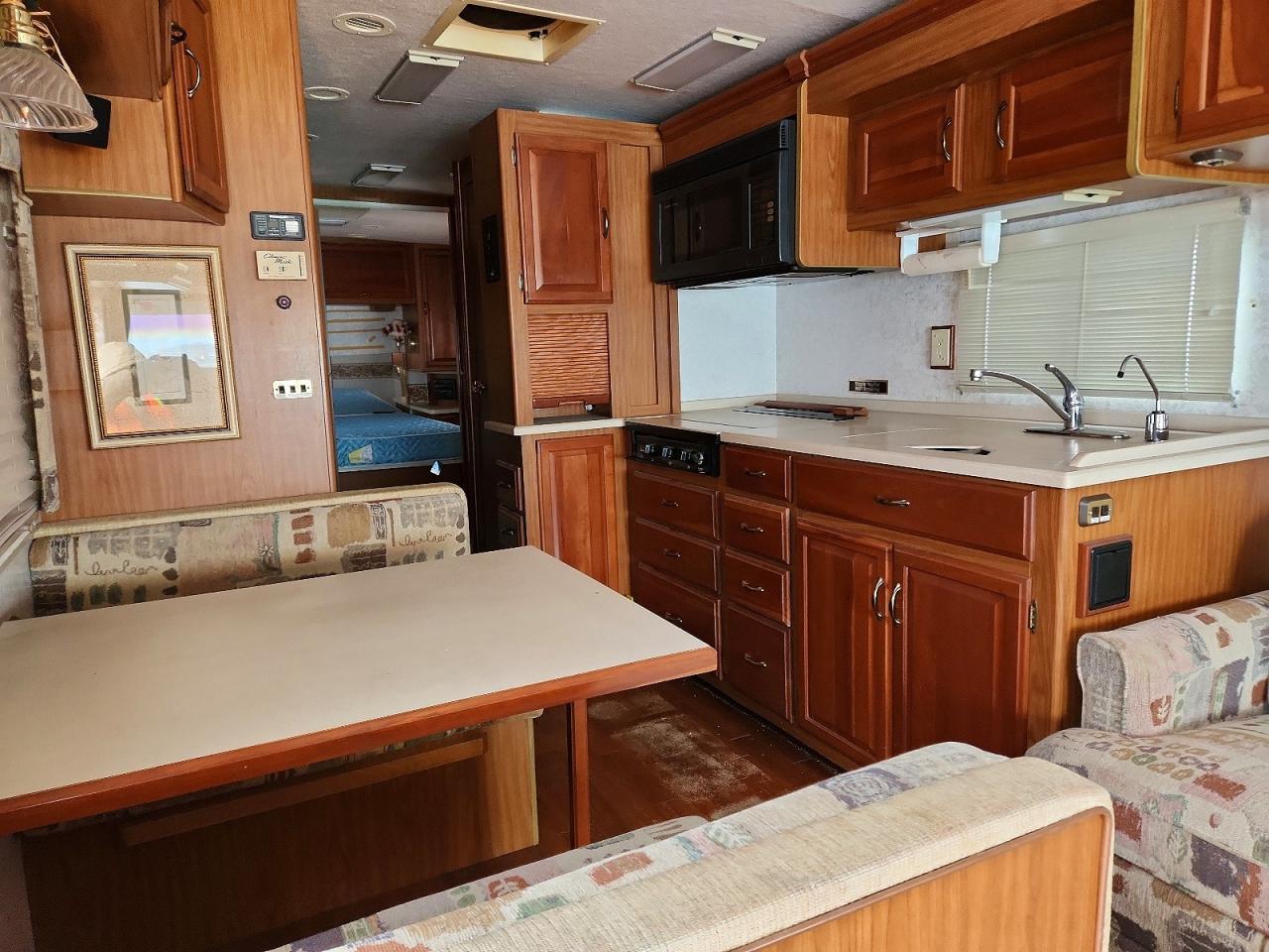 1999 Winnebago Cheiftain Recreational Vehicle - Фото 6