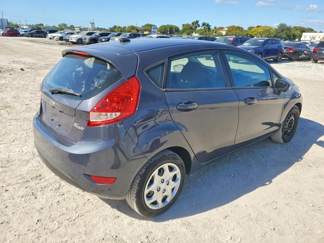 2013 Ford Fiesta Se - Фото 3