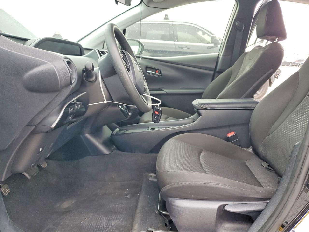 2020 Toyota Prius L - Image 7