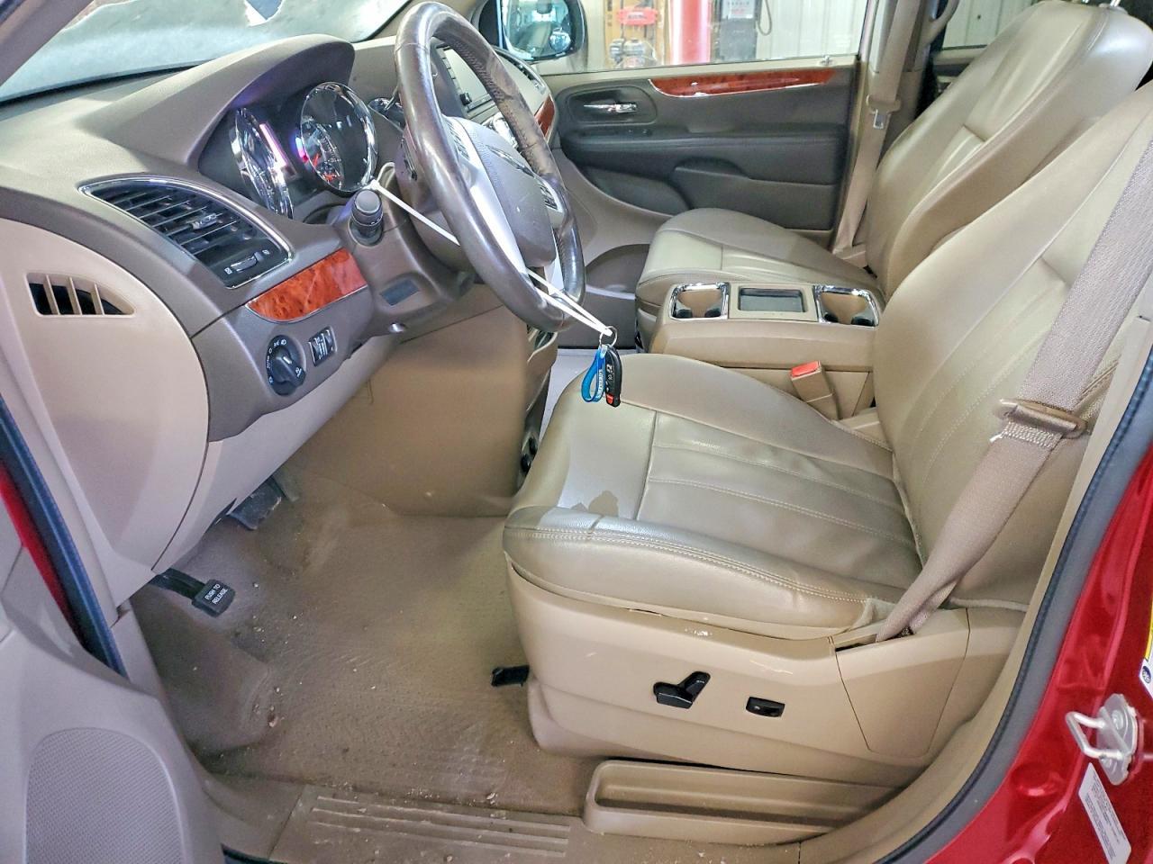 2015 Chrysler Town & Country Touring - Image 7