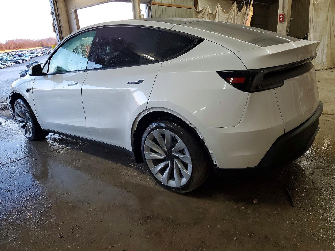 2026 Tesla Model Y - Фото 2