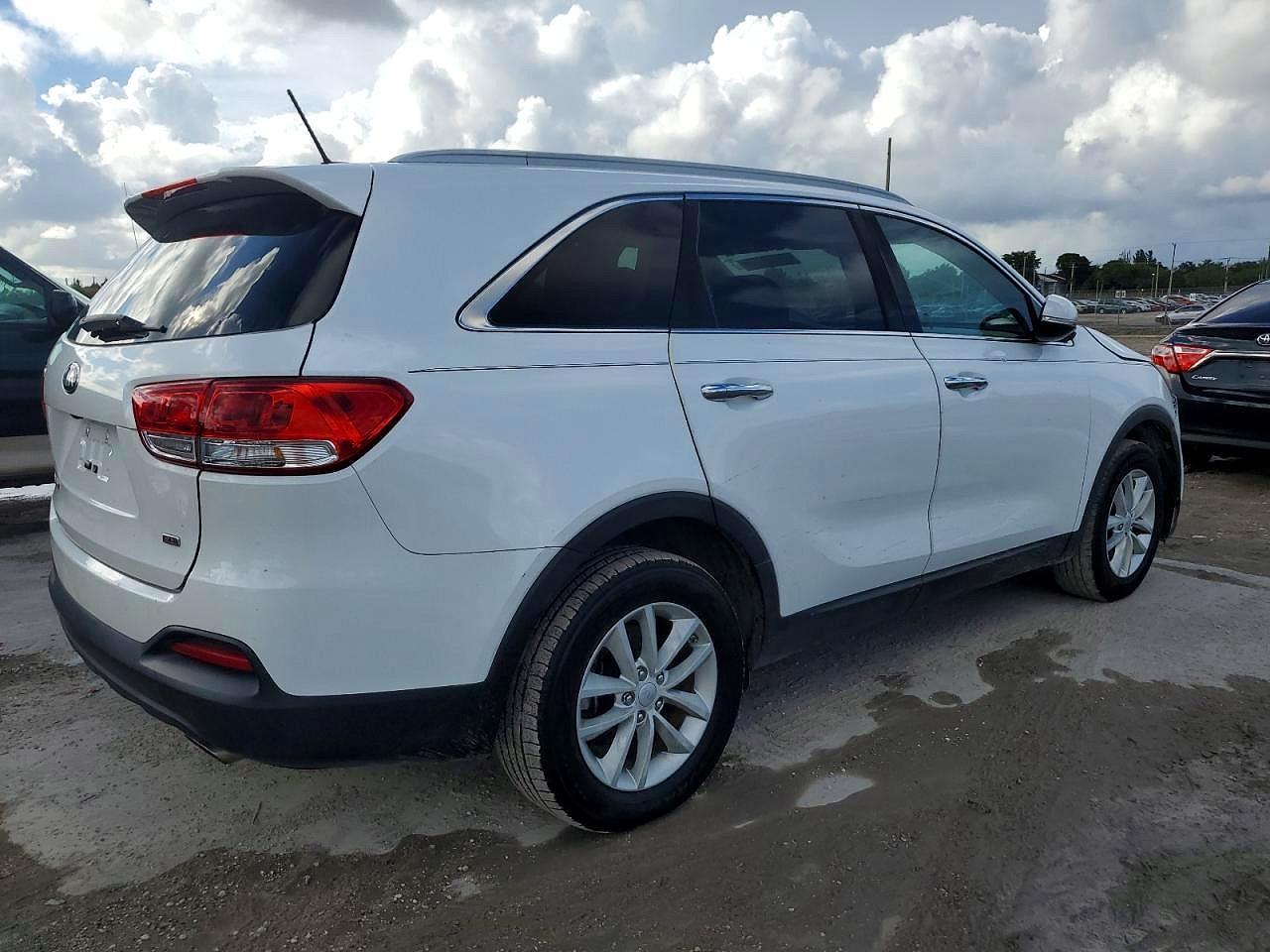 2017 Kia Sorento Lx - Image 3