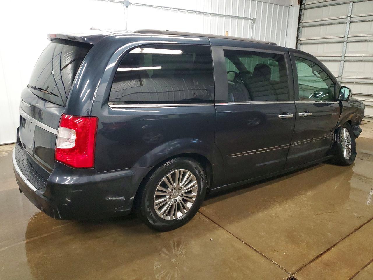 2014 Chrysler Town & Country Touring L - Image 3