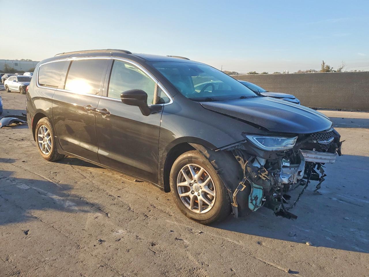 2022 Chrysler Pacifica Touring L - Image 4
