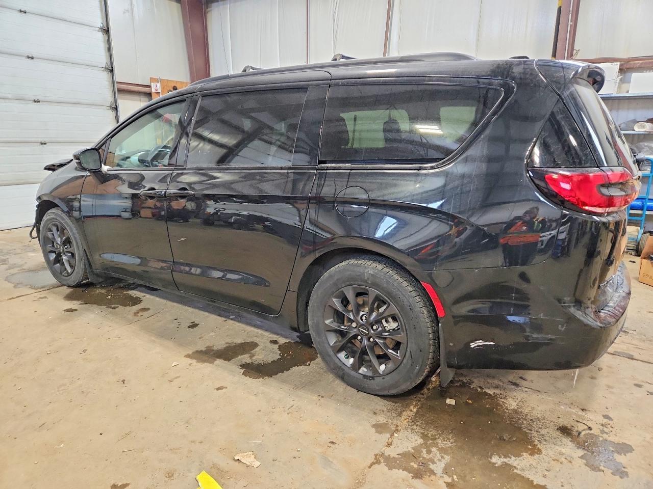 2022 Chrysler Pacifica Touring - Фото 2