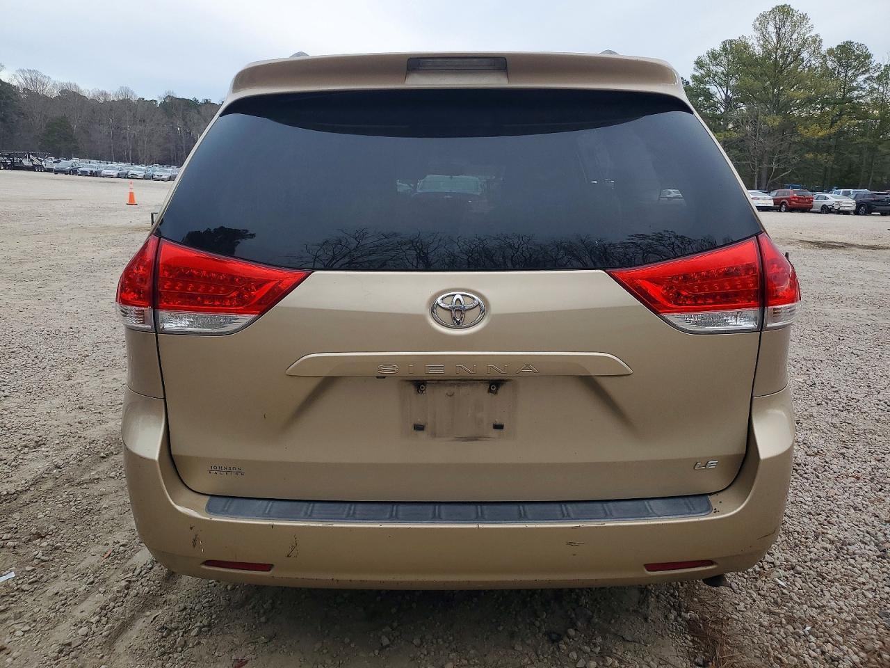 2011 Toyota Sienna Le - Image 6