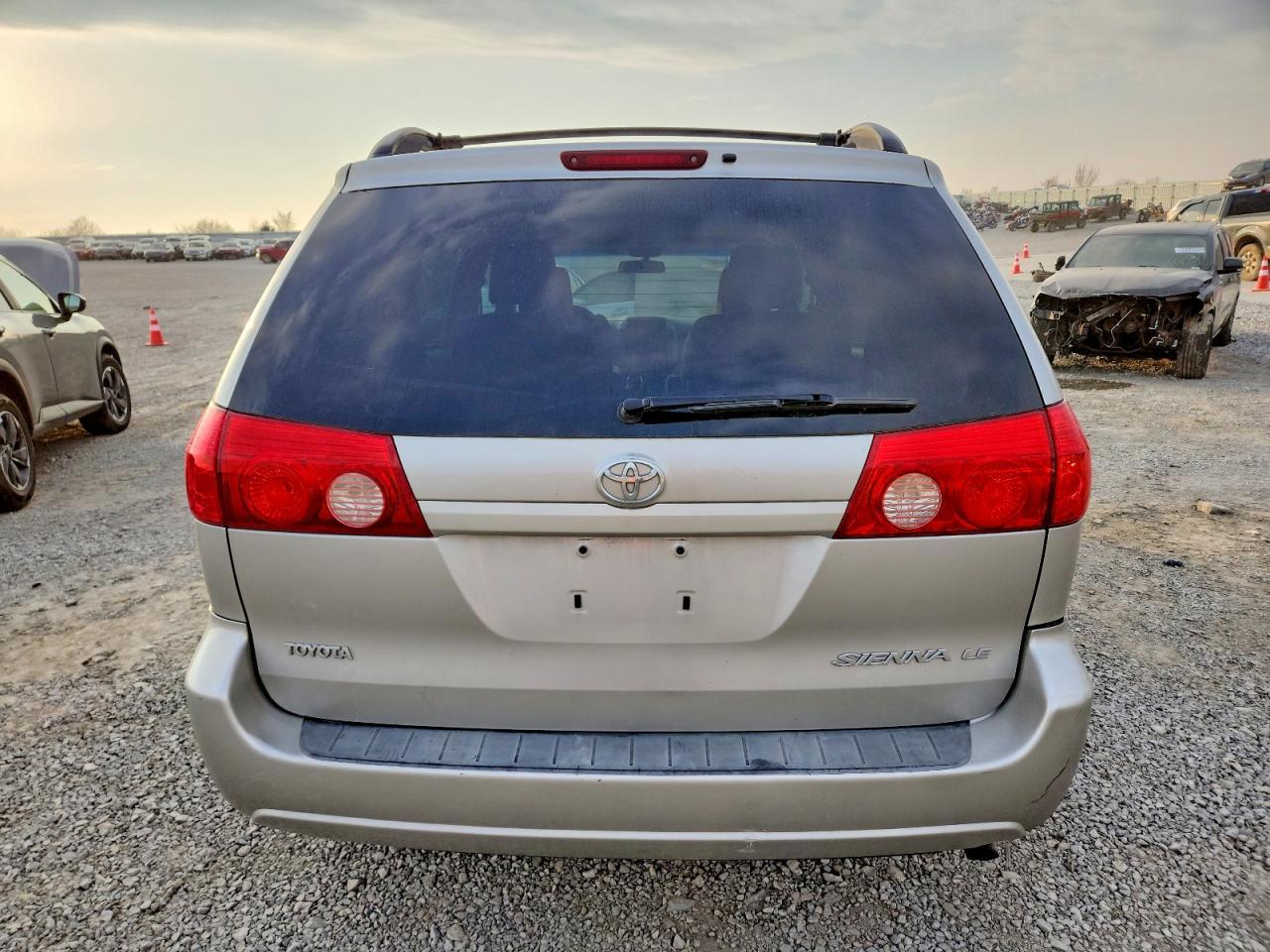 2010 Toyota Sienna Ce - Фото 6