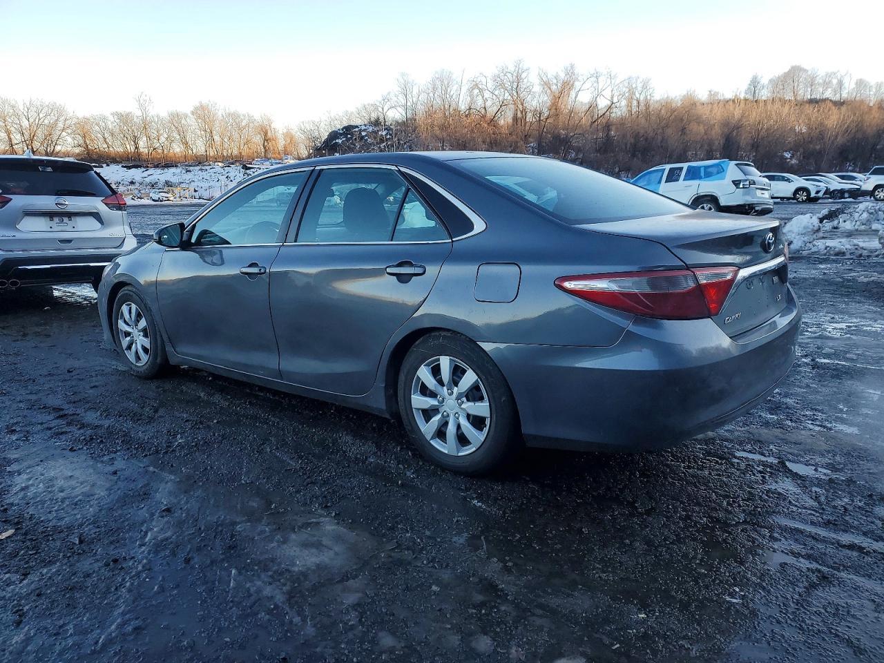 2015 Toyota Camry Hybrid Le - Image 2