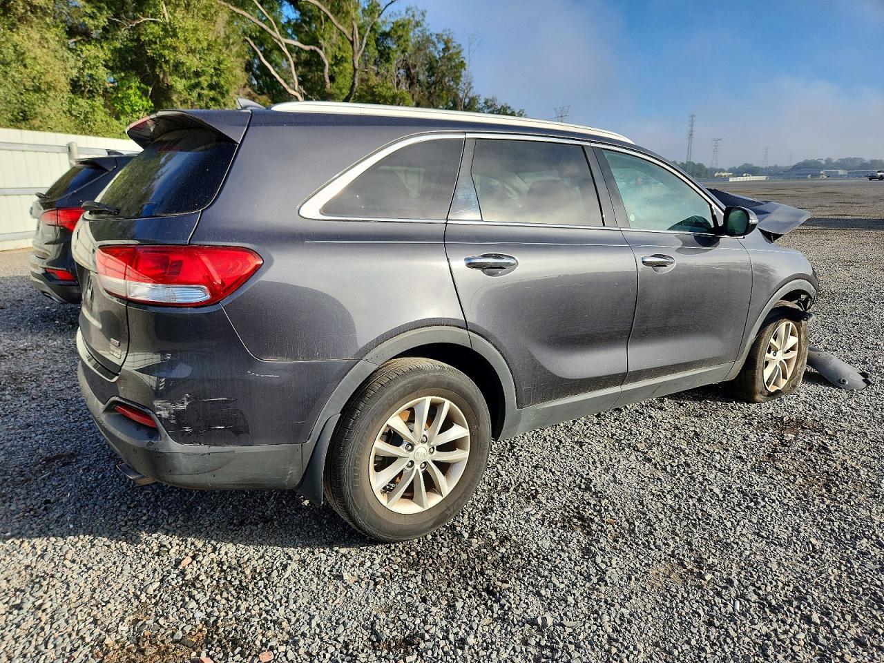 2017 Kia Sorento Lx - Image 3