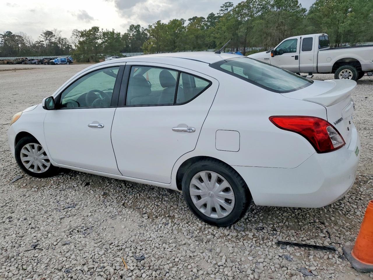 2014 Nissan Versa S - Image 2