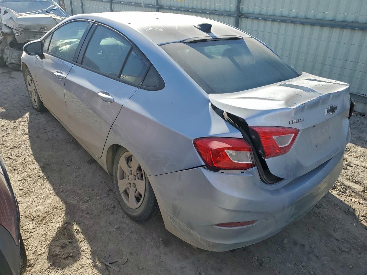 2018 Chevrolet Cruze Ls - Фото 2