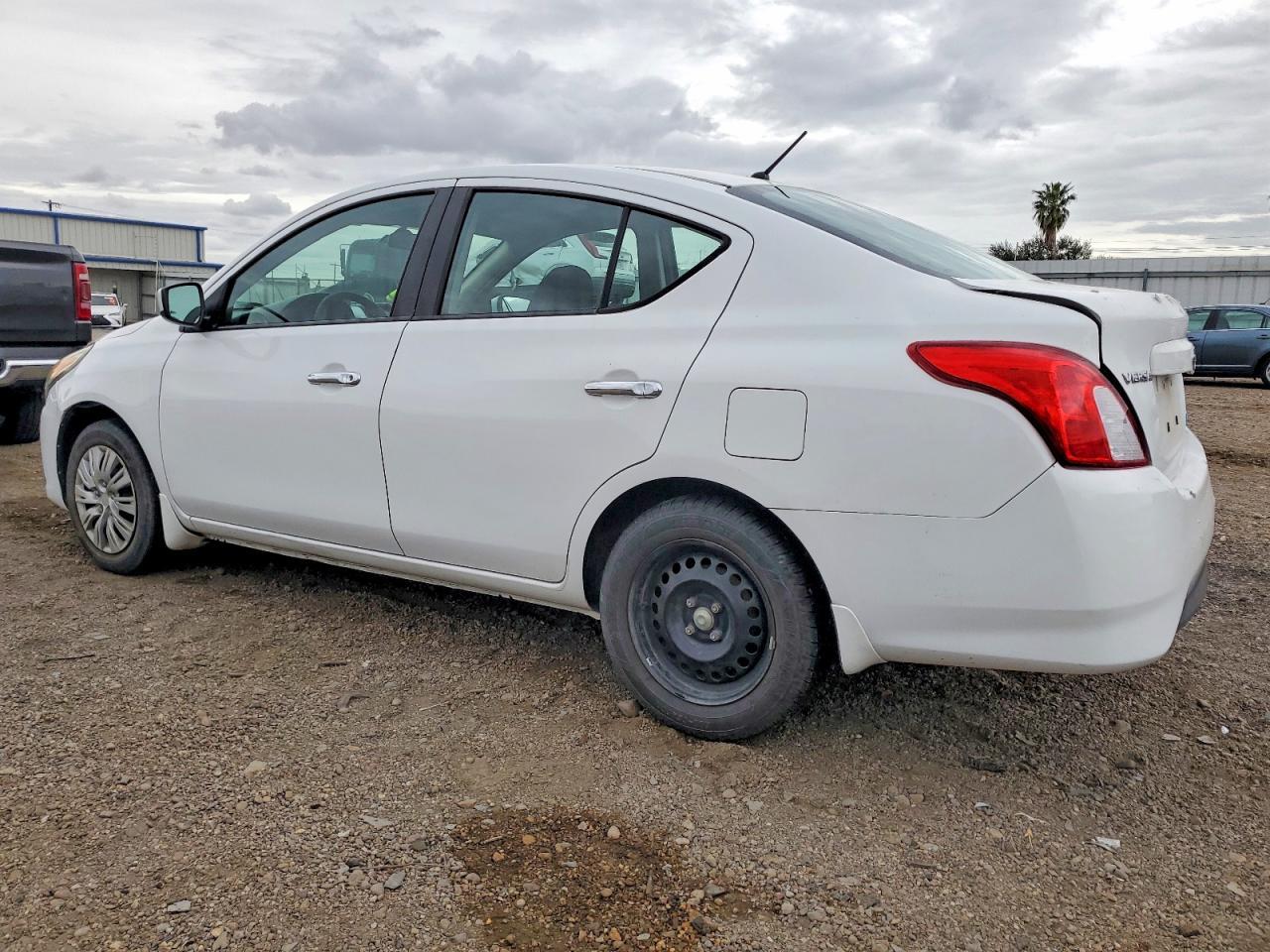 2016 Nissan Versa S - Фото 2