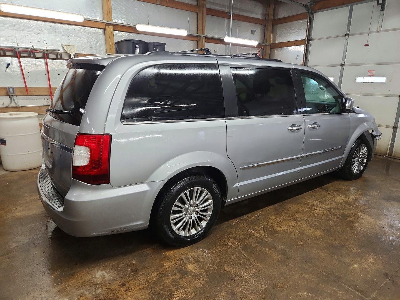 2013 Chrysler Town & Country Touring L - Image 3