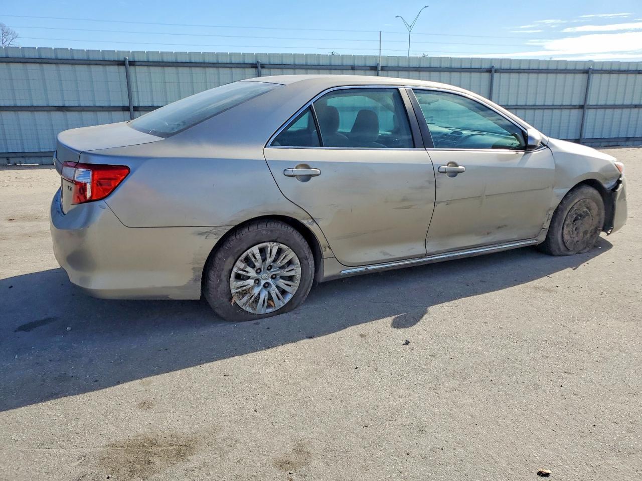 2014 Toyota Camry L - Фото 3