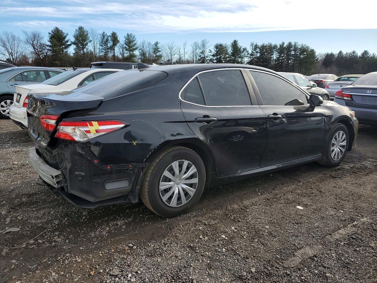 2020 Toyota Camry Le - Фото 3
