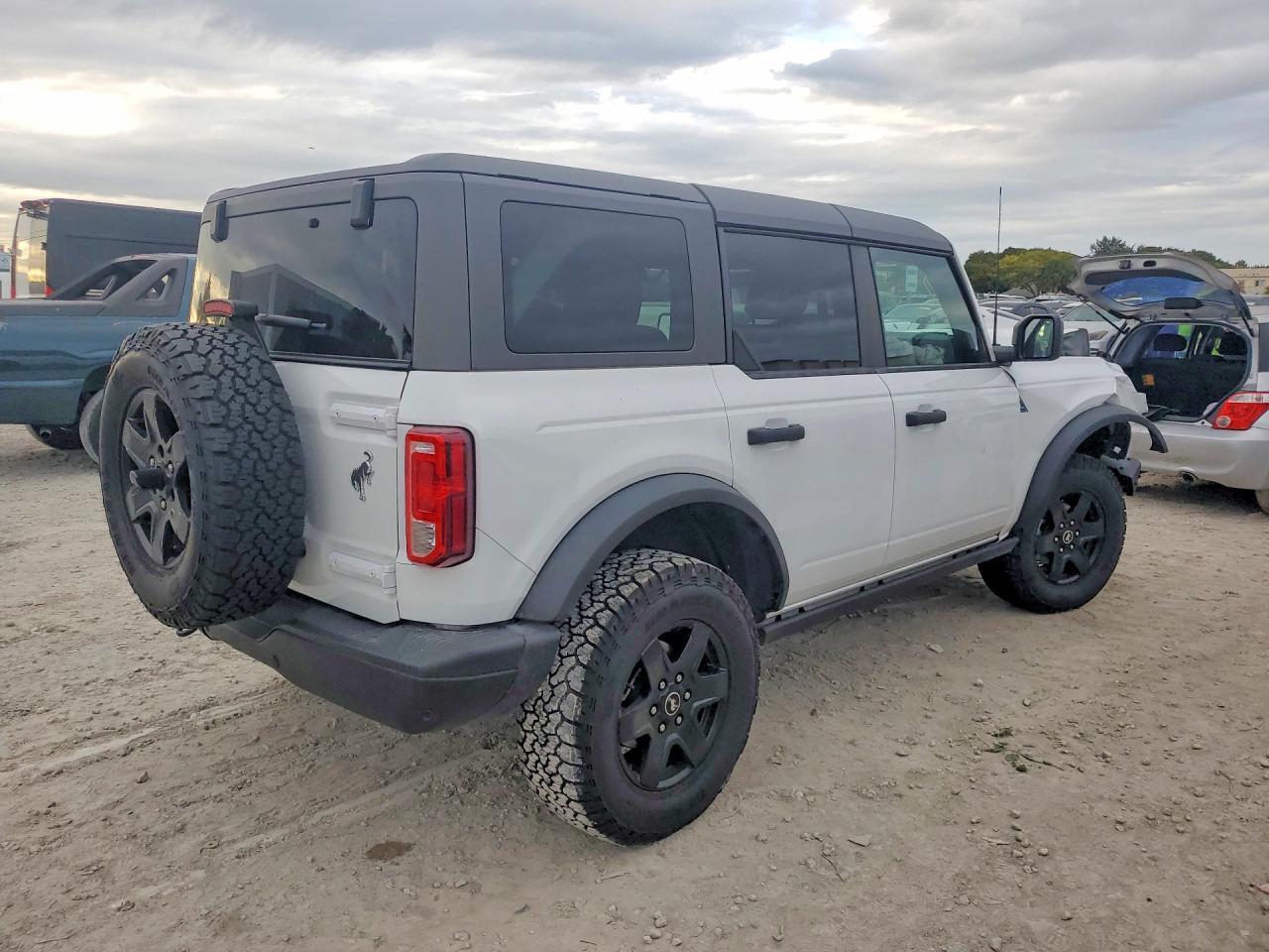 2024 Ford Bronco Black Diamond - Image 3