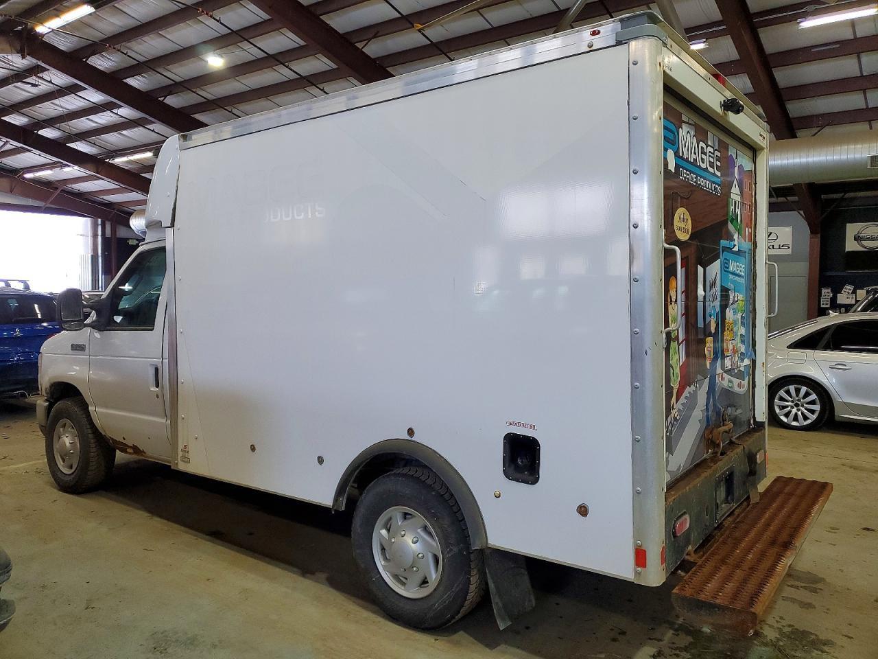 2021 Ford Econoline E350 Super Duty Cutaway Van - Фото 2
