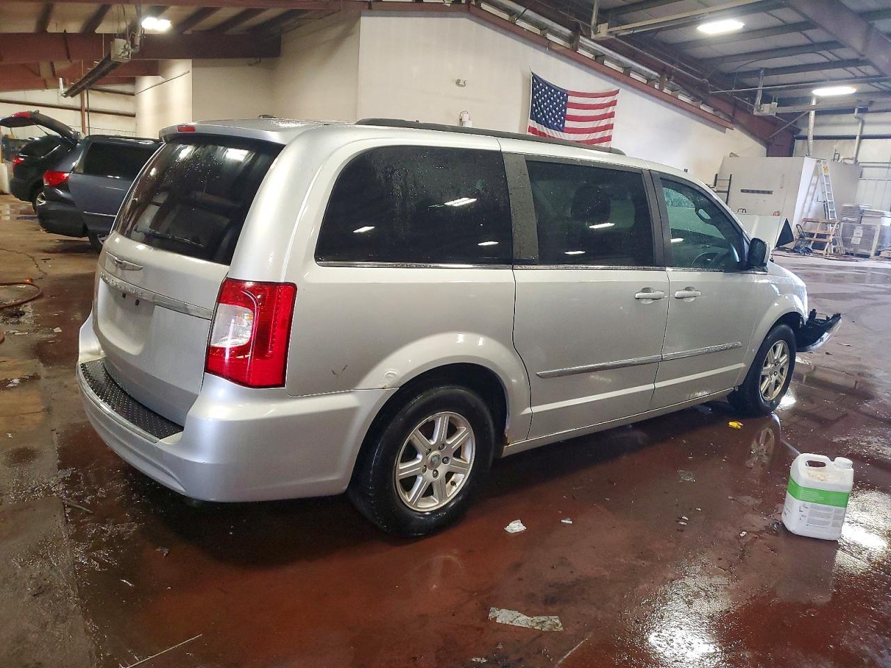 2012 Chrysler Town & Country Touring - Фото 3