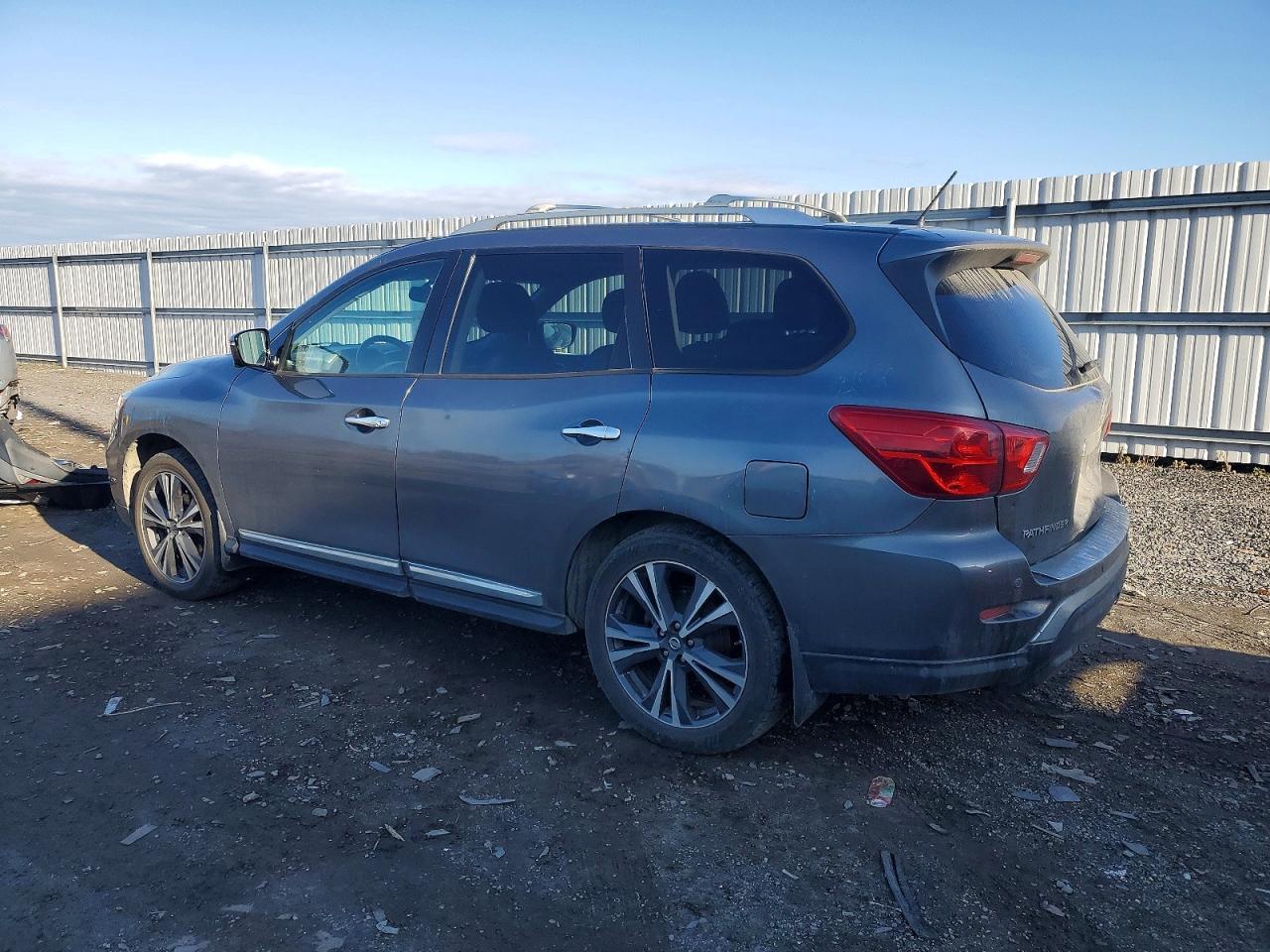 2017 Nissan Pathfinder S - Фото 2