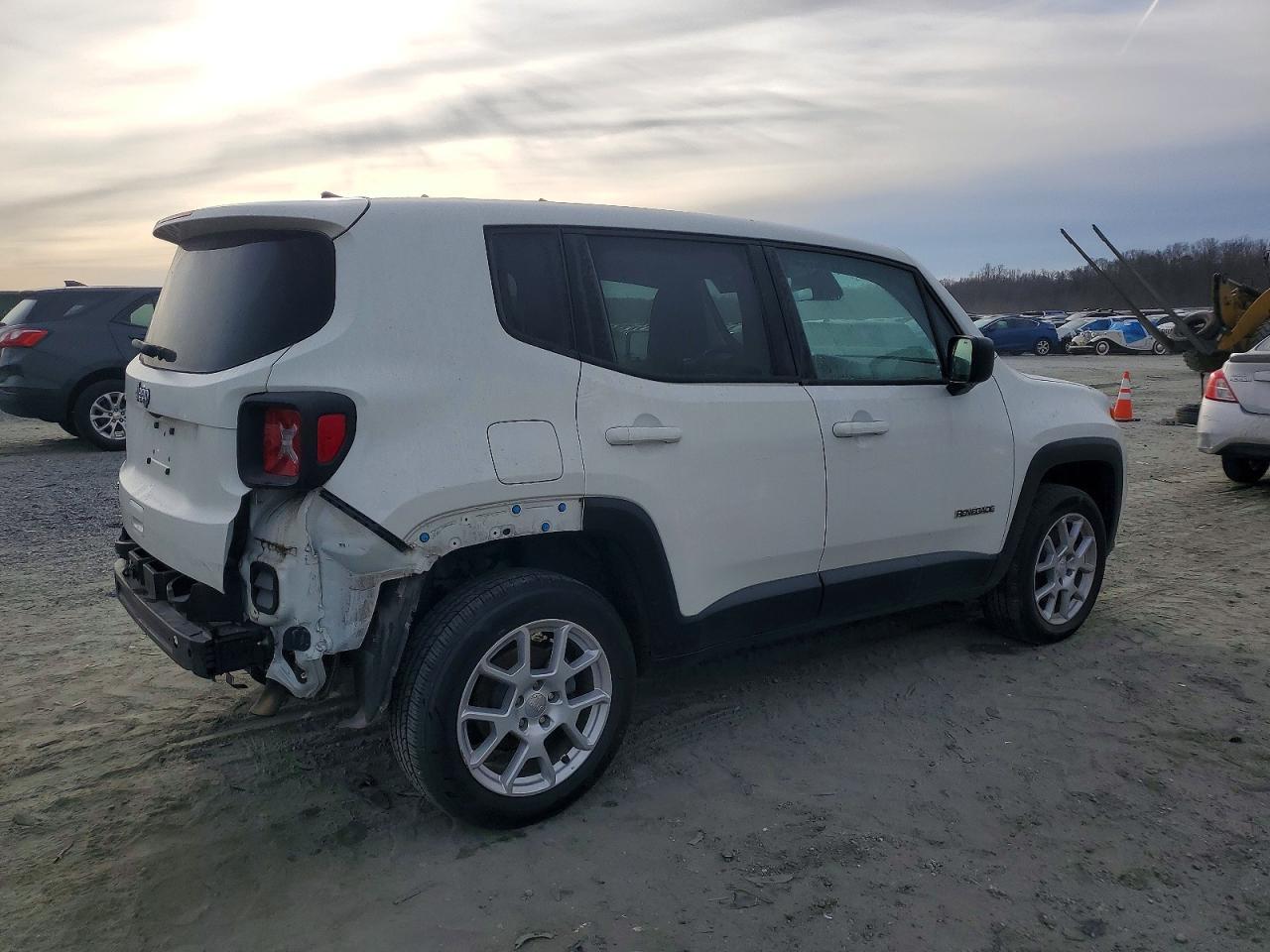2023 Jeep Renegade Latitude - Image 3