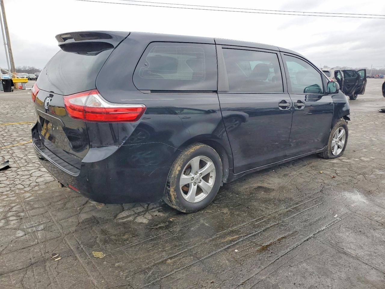 2017 Toyota Sienna - Фото 3