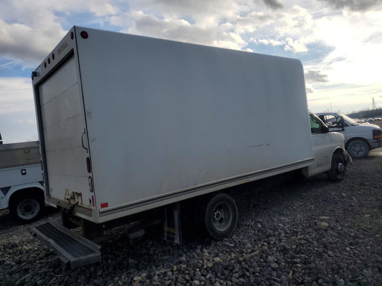 2018 GMC Savana Box Truck - Image 3