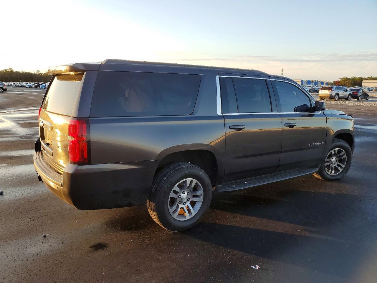 2017 Chevrolet Suburban C1500 Ls - Фото 3