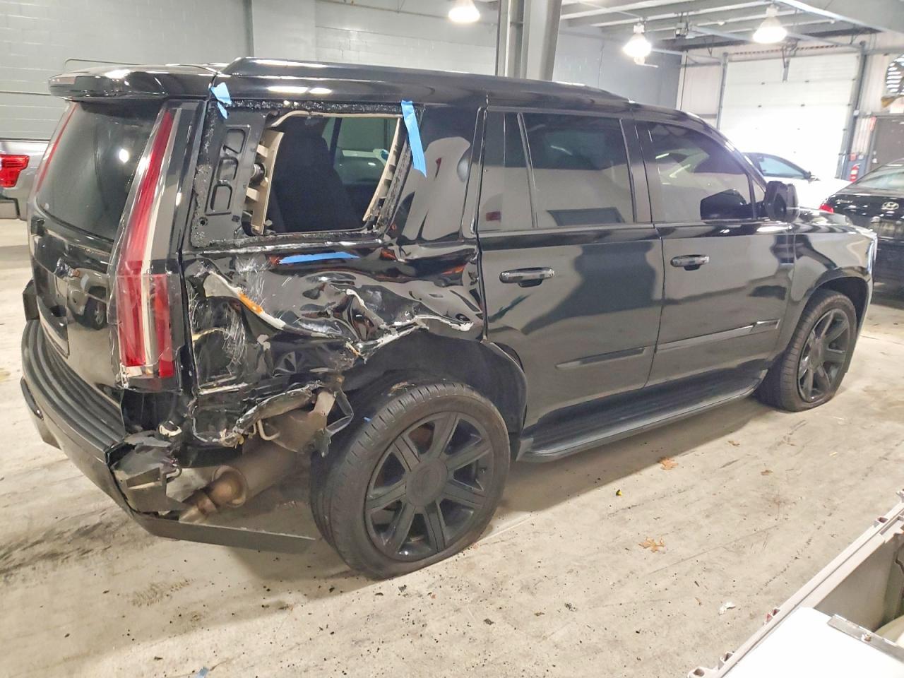 2016 Cadillac Escalade Luxury - Image 3