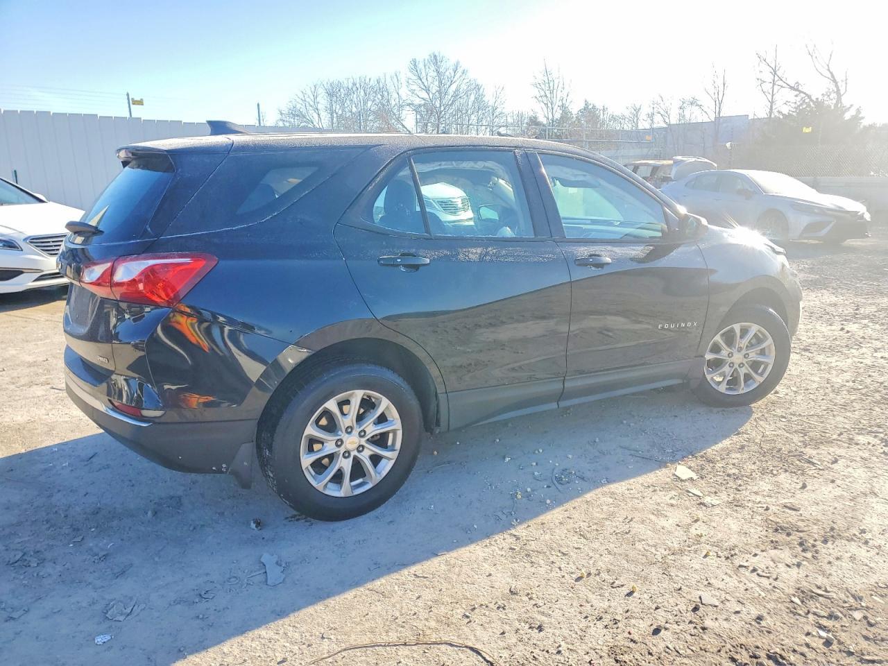 2018 Chevrolet Equinox Ls - Фото 3