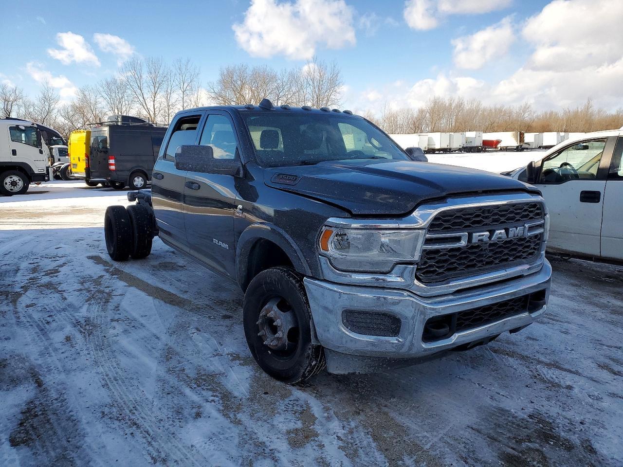 2022 Ram 3500 Truck Cab And Chassis - Фото 4