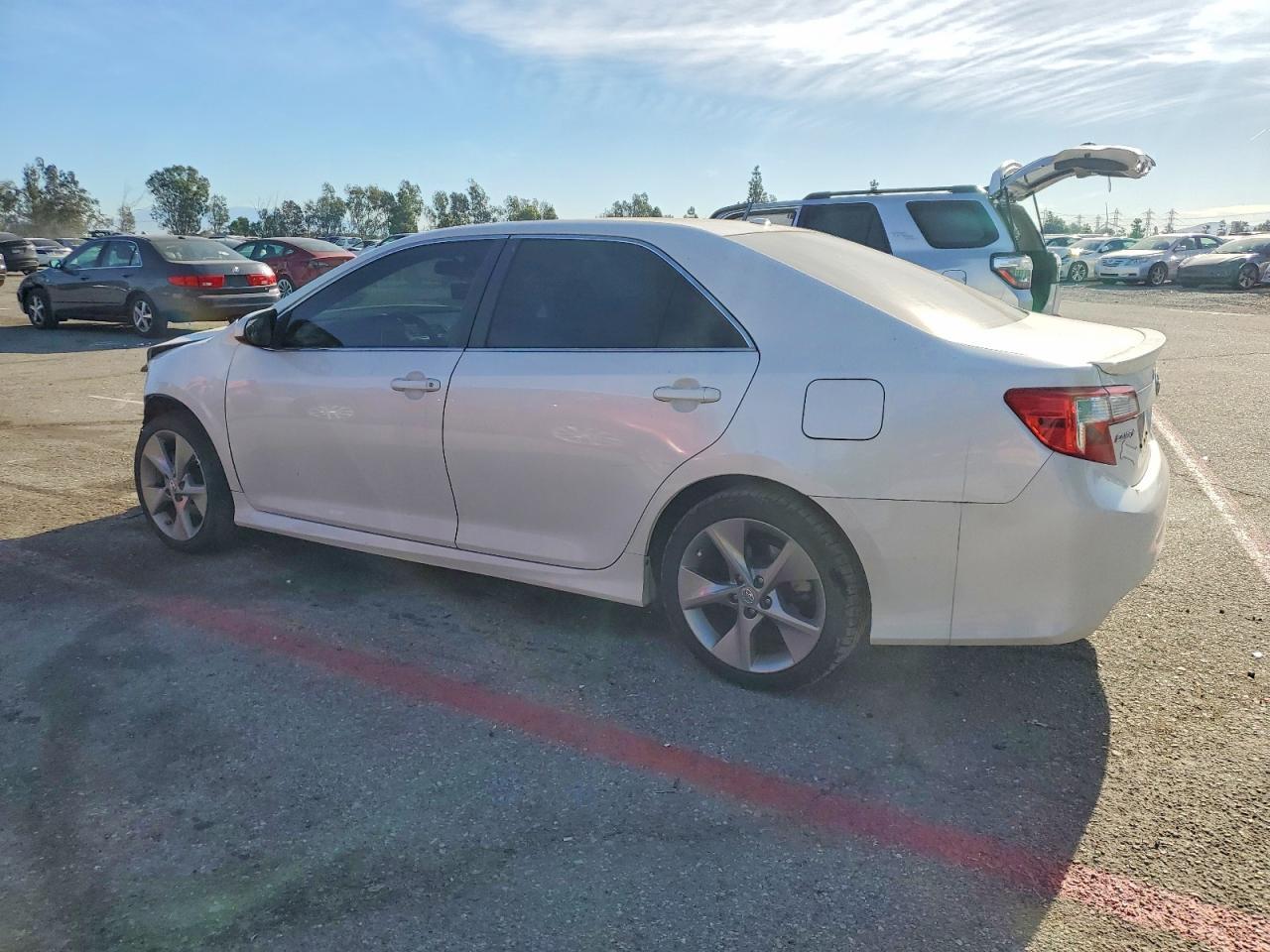 2014 Toyota Camry L - Фото 2