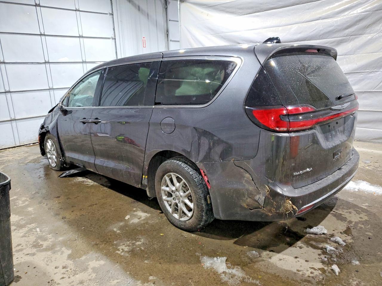 2023 Chrysler Pacifica Touring L - Image 2