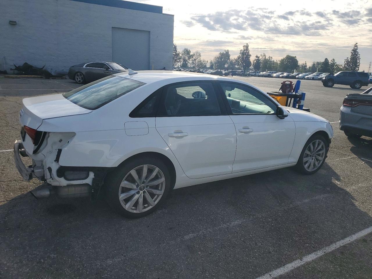 2017 Audi A4 Premium - Фото 3
