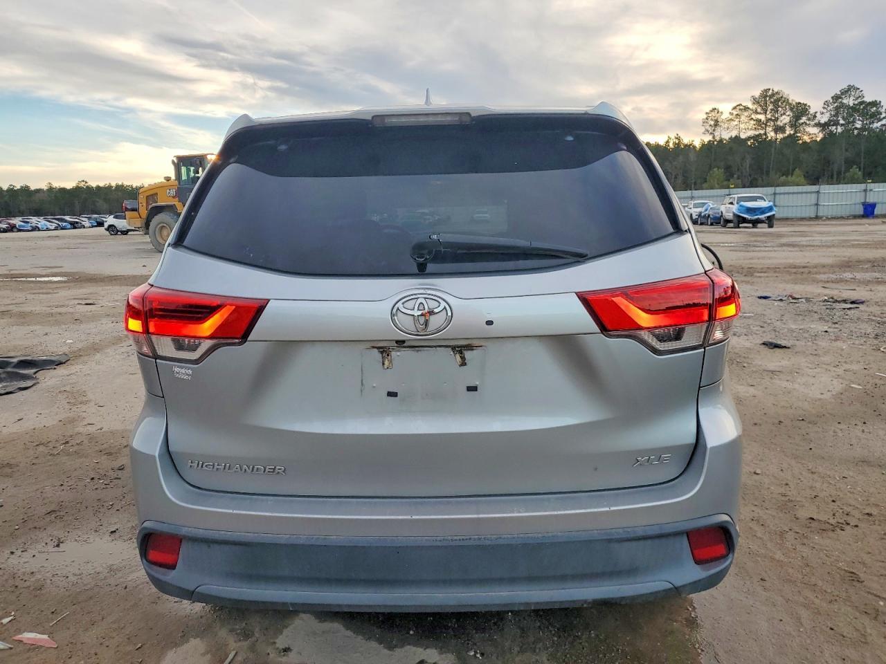 2017 Toyota Highlander Se - Фото 6