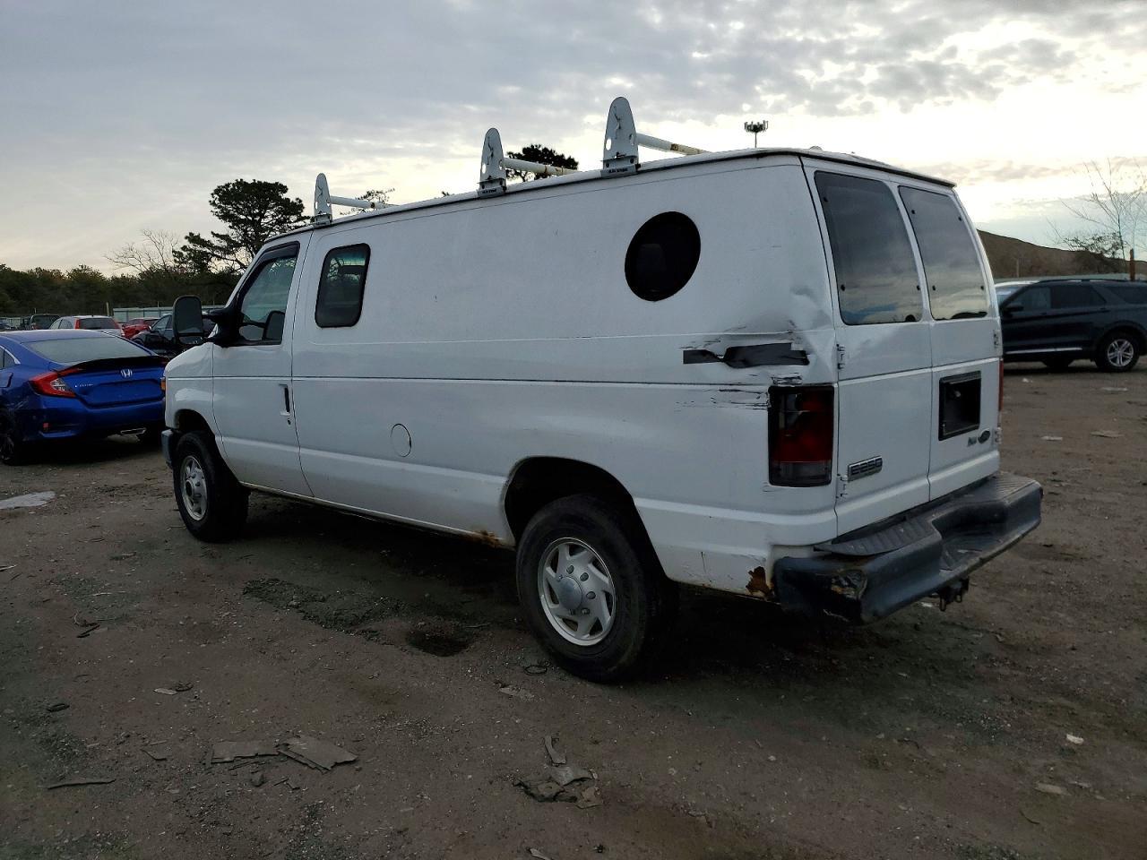2010 Ford Econoline E250 Van - Фото 2