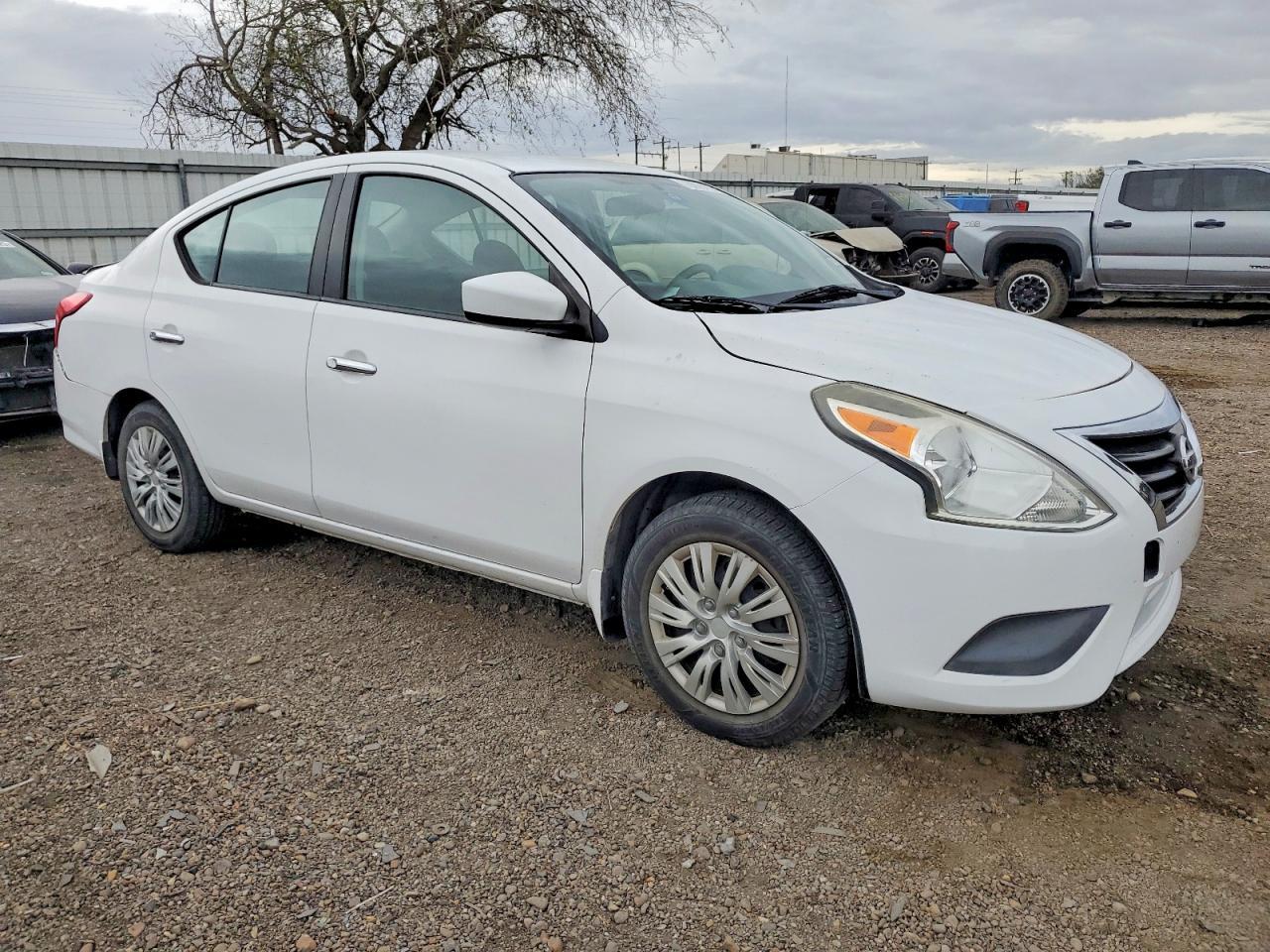 2016 Nissan Versa S - Фото 4