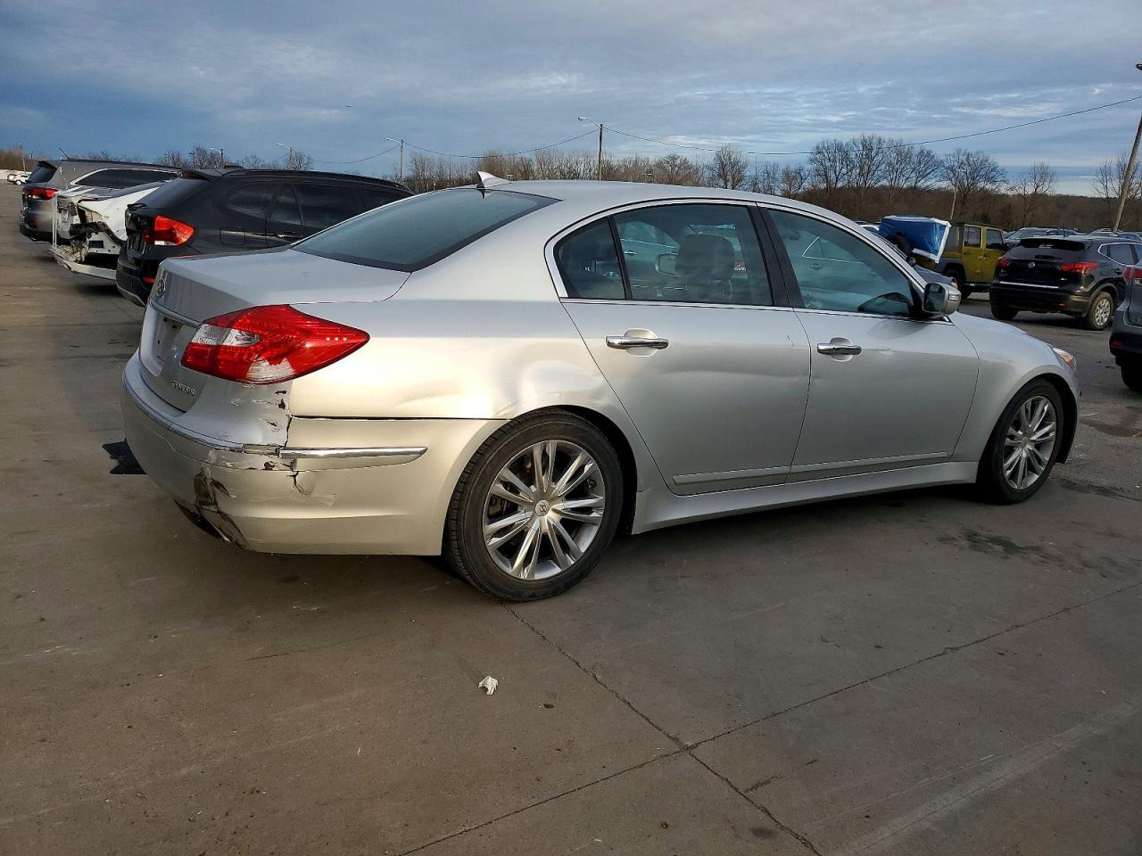 2013 Hyundai Genesis 3.8L - Фото 3