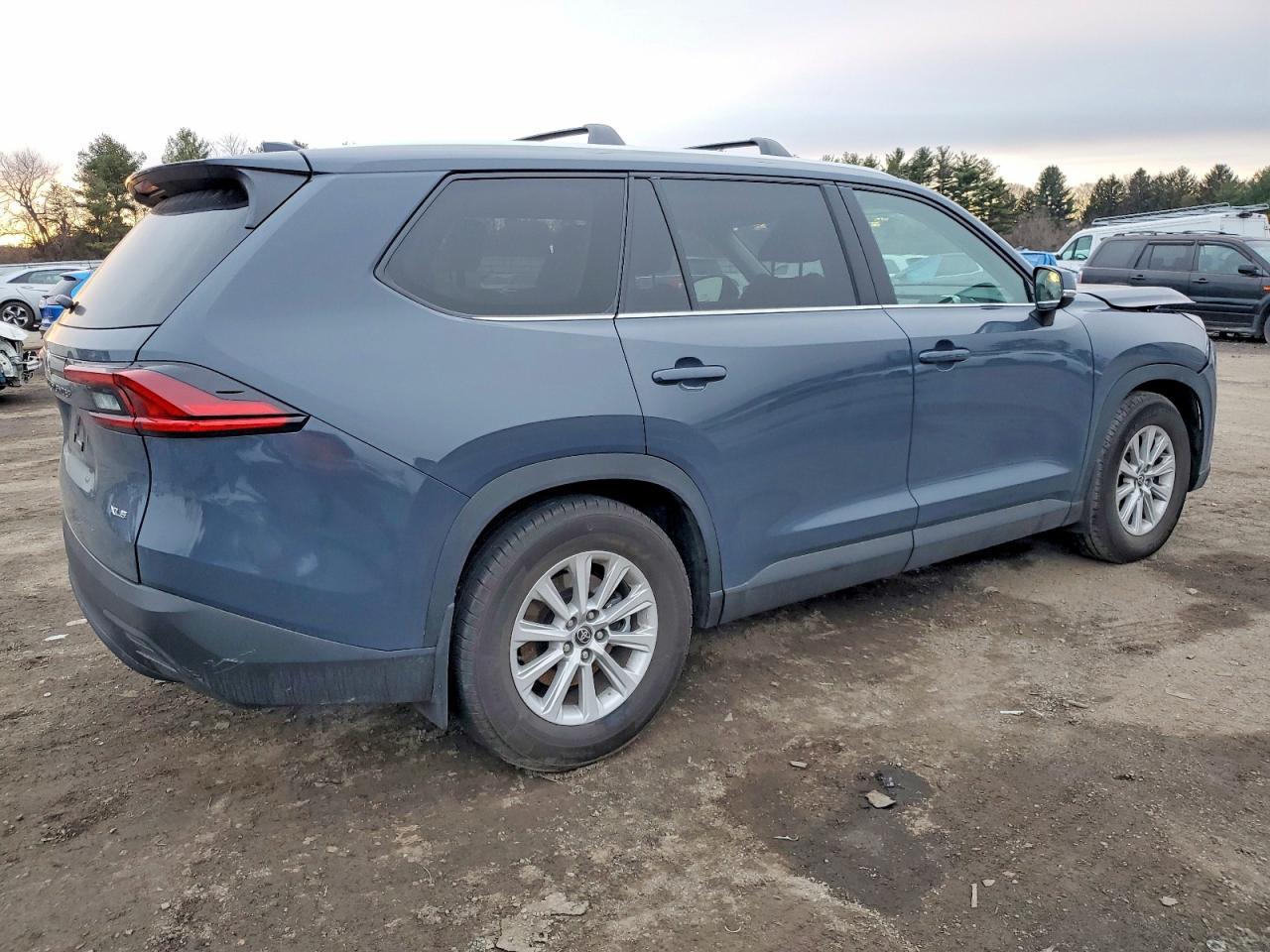 2025 Toyota Grand Highlander Le - Image 3