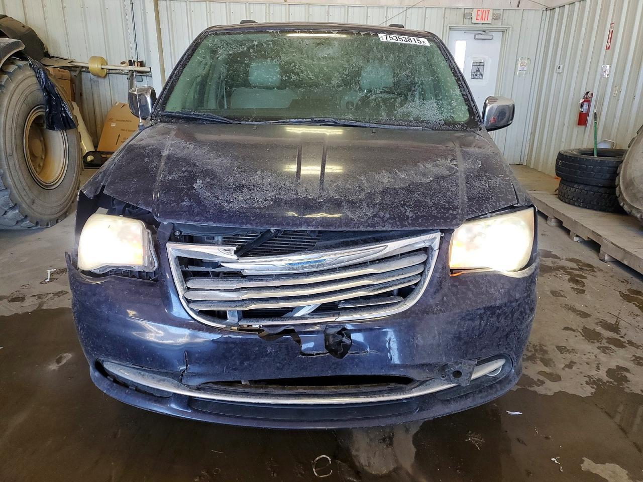 2013 Chrysler Town & Country Limited - Image 5