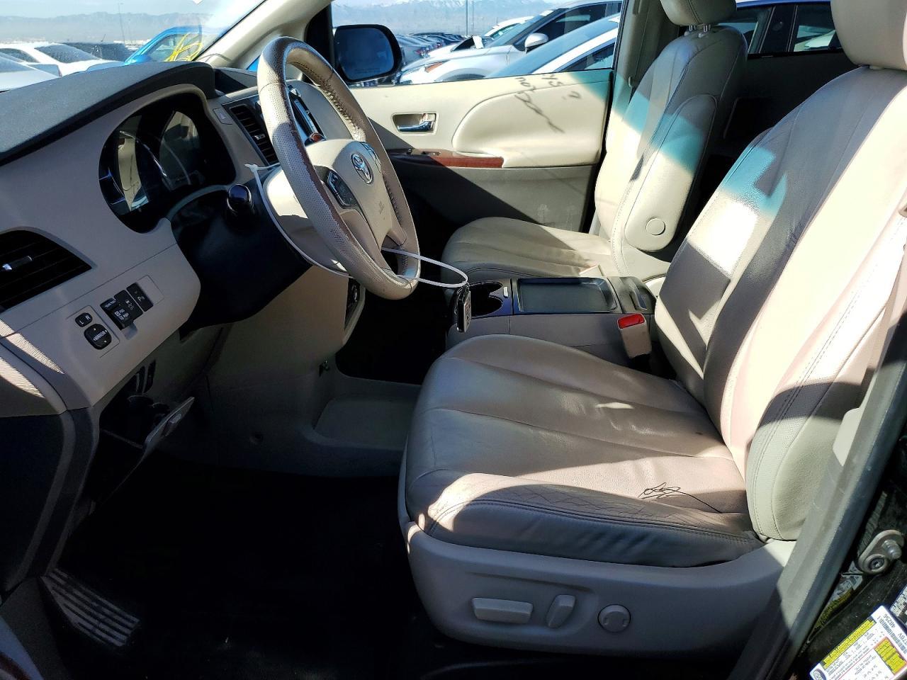 2011 Toyota Sienna Se Premium 8-Passenger - Image 7
